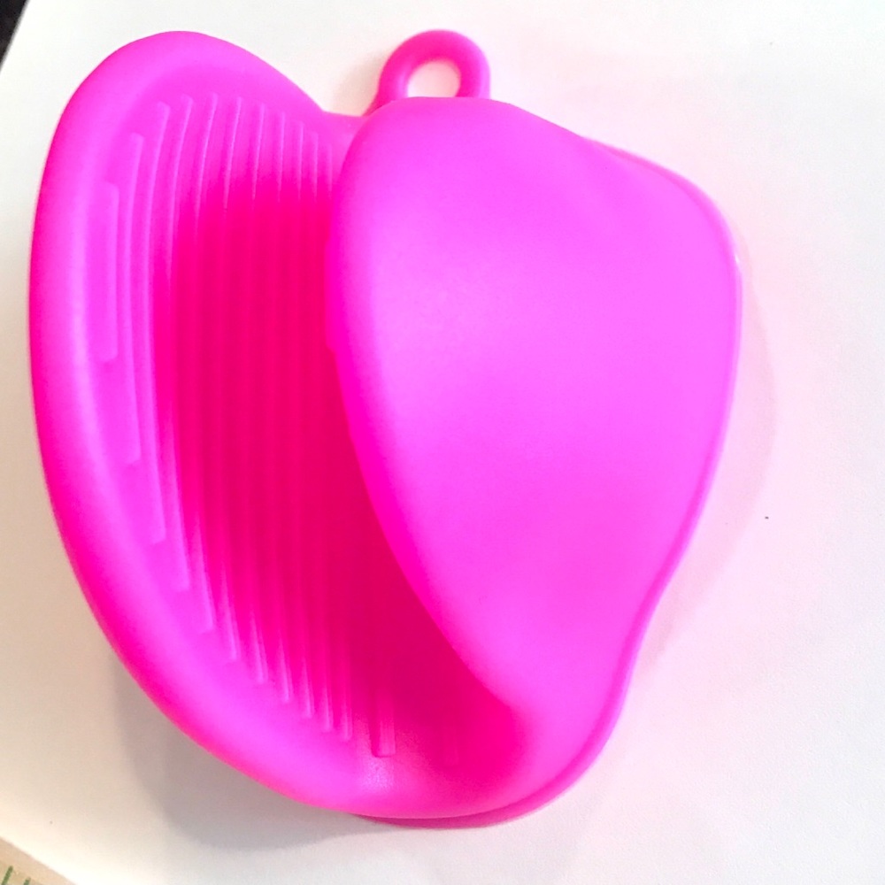 Silicone heat resistant oven mitt pot holder with a loop to hang Pink